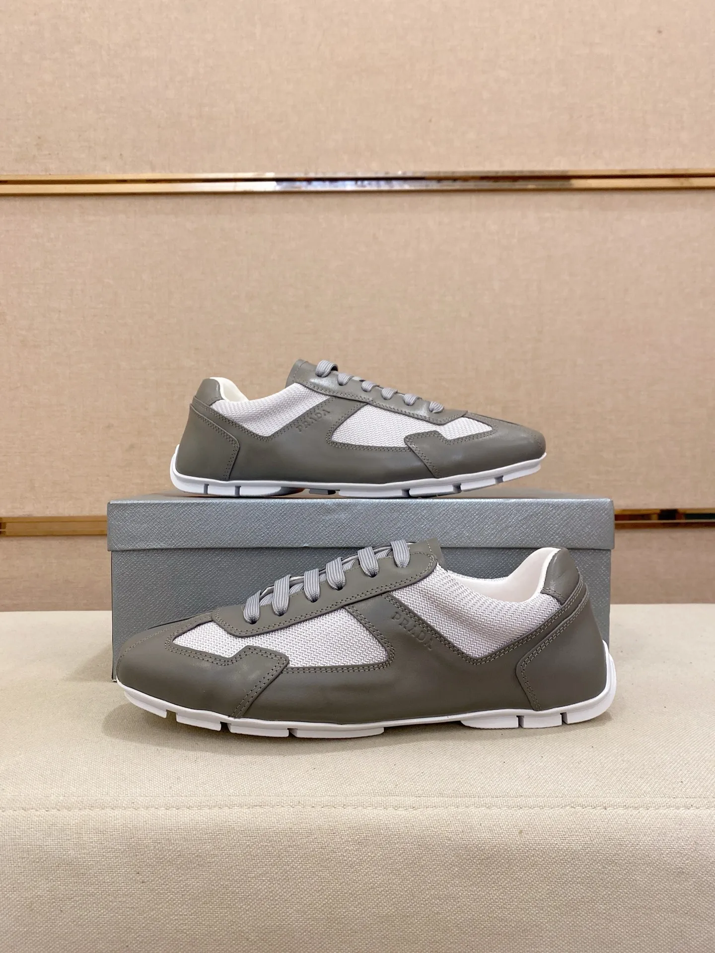 Men's shoes 💰 480💰 ✔️✔️✔️Top high version High-quality new PRADA (Prada) counters are launched at the same time. The new men's shoes and 😘fabrics are purely handmade in Niujing. Lining: Full cowhide lining. 👍🏿High-end☄️Open-molded non-slip rubber outsole, exquisite lines, simple and elegant, comfortable and high-end for leisure travel. Code number: 38-44. Can be customized45